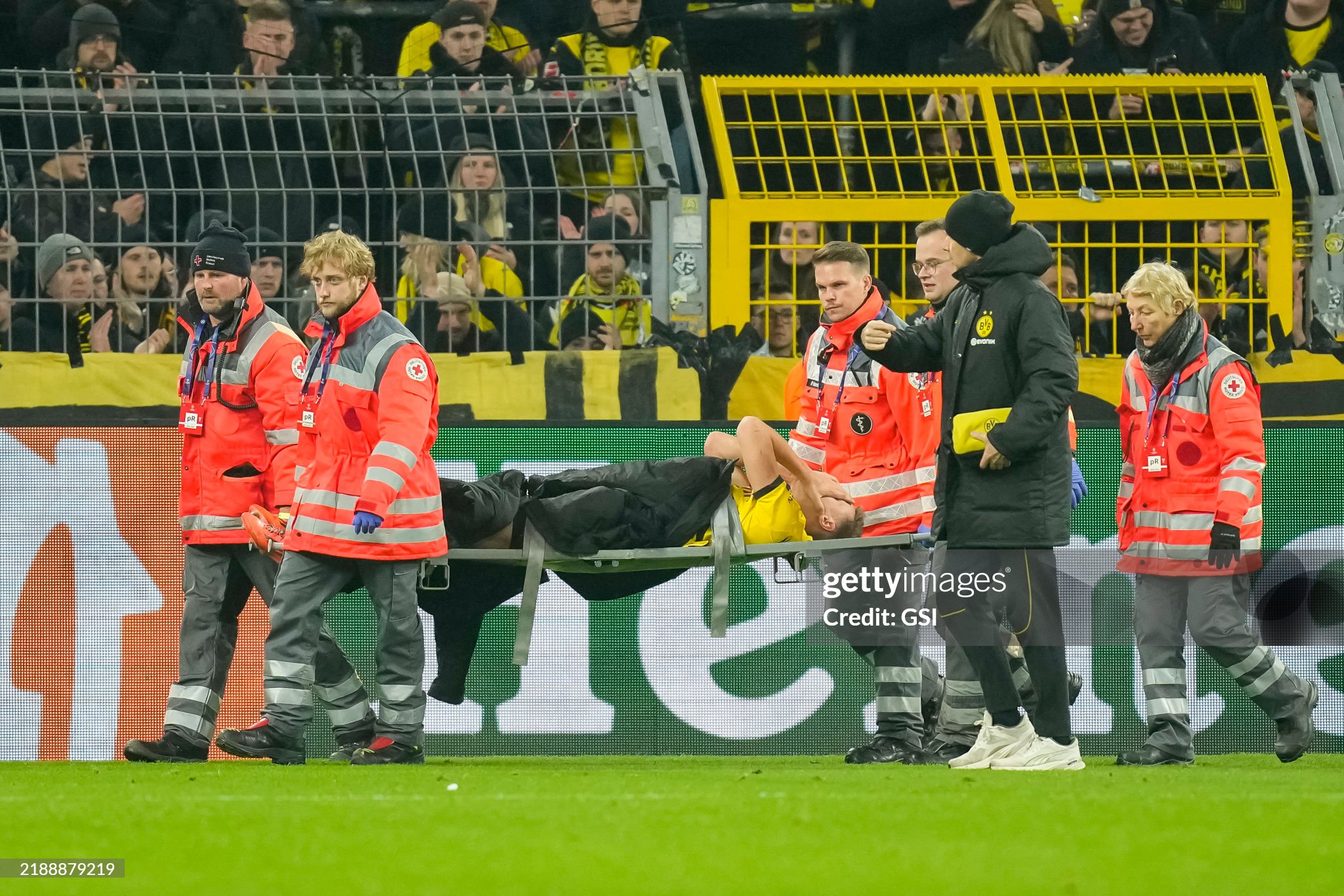 Borussia Dortmund holds its breath after Schlotterbeck's horror injury