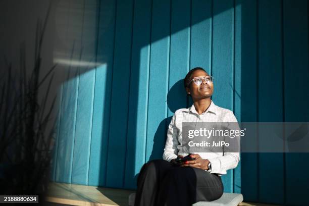 young adult black woman business portrait - pause machen stock-fotos und bilder