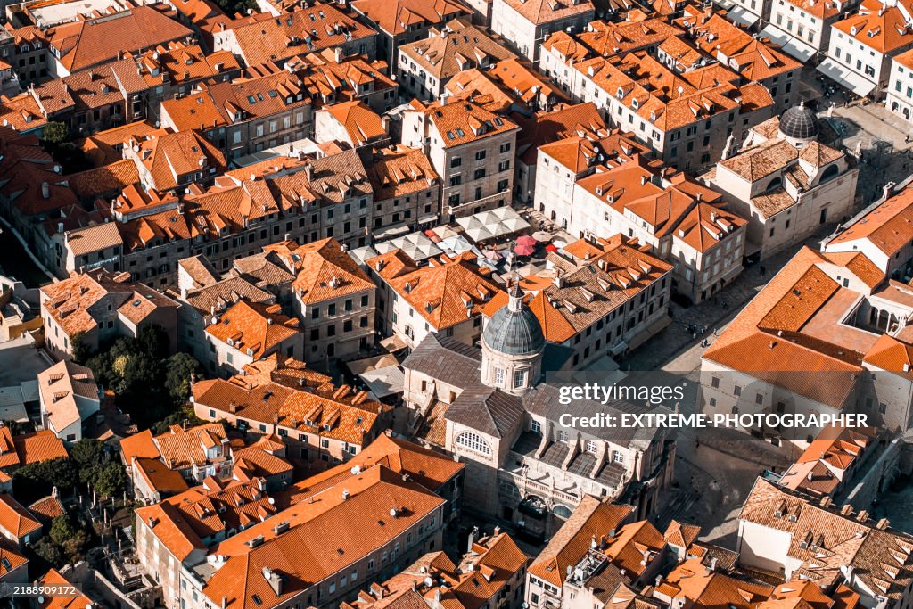 La histórica ciudad de Dubrovnik vista desde la perspectiva de un dron
