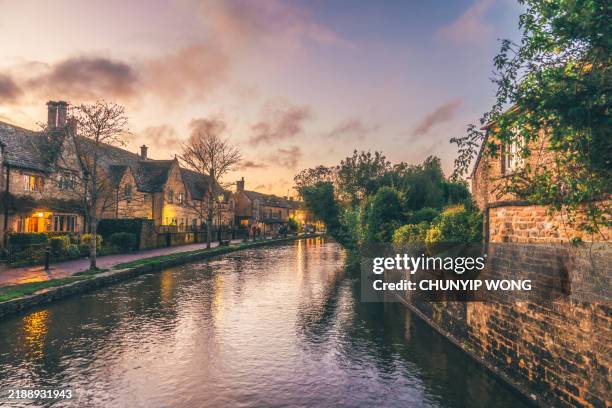 footpath along the river at boutron-on-the-water, uk - casetta di campagna foto e immagini stock