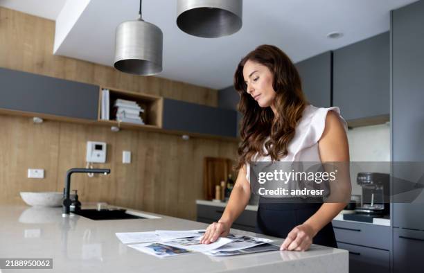 agente inmobiliario organizando folletos antes de una jornada de puertas abiertas - visita de inmuebles en venta fotografías e imágenes de stock