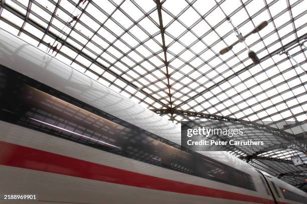 zug mit bewegungsunschärfe verlässt einen bahnhof - ice-zug stock-fotos und bilder