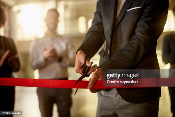 ¡ceremonia de apertura del negocio! - acto de apertura fotografías e imágenes de stock