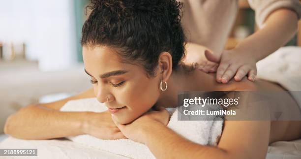 spa, somier y masaje para la mujer, descanso y masajista con cliente para terapia, salud y suavidad en la espalda. bienestar, zen y hospitalidad para el cliente, las personas y trato para el cuerpo, el relax y el resort - masajista fotografías e imágenes de stock