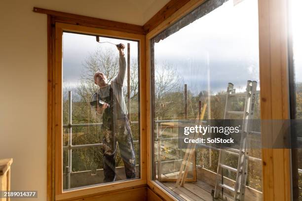 transformando una casa - marco de ventana fotografías e imágenes de stock