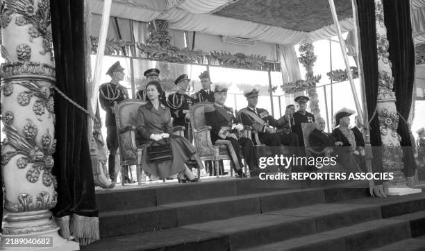 Elizabeth II du Royaume-Uni reçue par Antonio de Oliveira Salazar à Lisbonne, en février 1957.