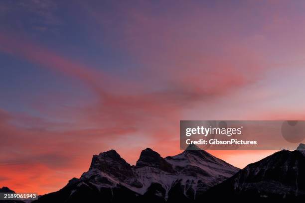 three sisters mountains in canmore, alberta, canada - montanhas rochosas canadianas imagens e fotografias de stock