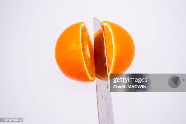 cutting the orange - hygiène de vie photos et images de collection