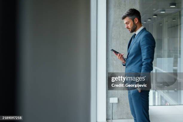 bel homme d'affaires - costume bleu photos et images de collection