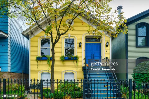 house chicago illinois old town triangle - yellow house stock pictures, royalty-free photos & images