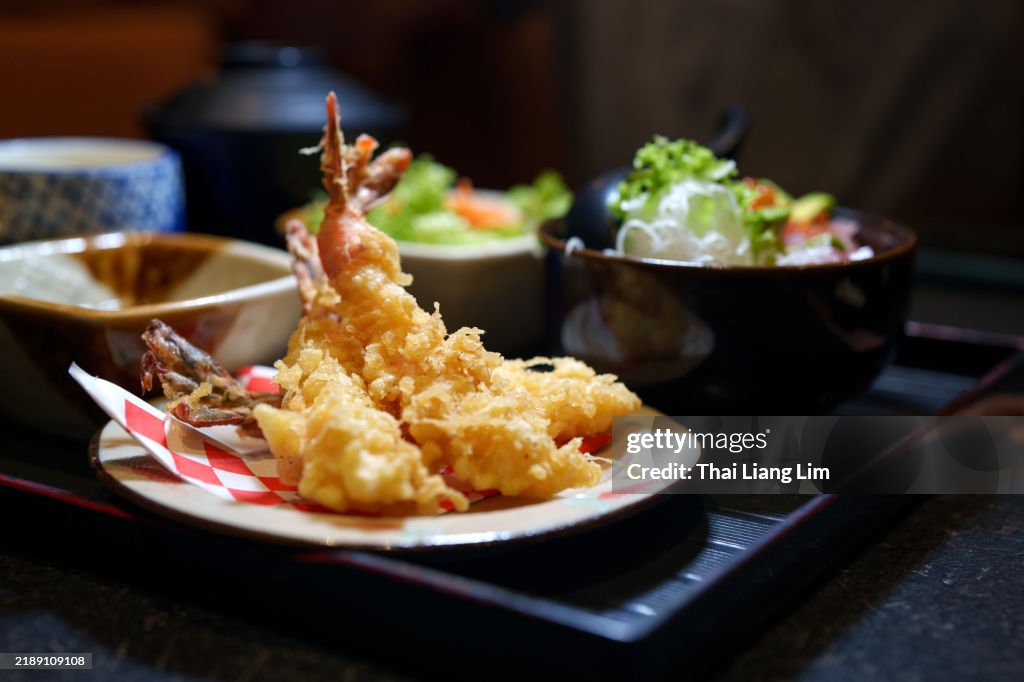 Camarones en tempura dorados y perfectamente fritos,