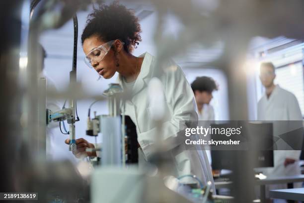 lavorare su macchine innovative in laboratorio! - robotica foto e immagini stock