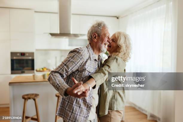 couple de personnes âgées joyeux profitant d’une danse à la maison. - danser photos et images de collection