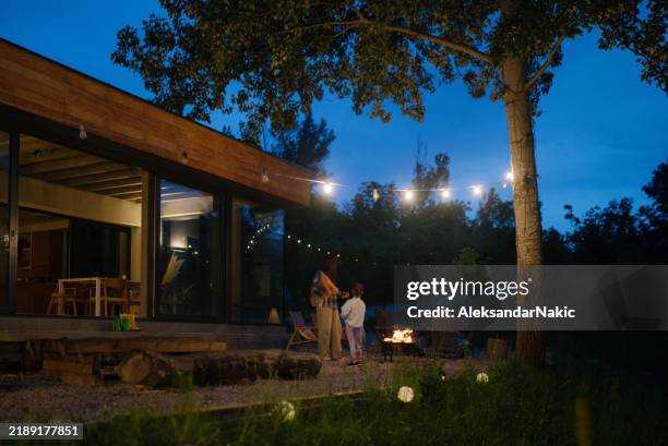 cosy backyard gathering at dusk - avondschemering stockfoto's en -beelden