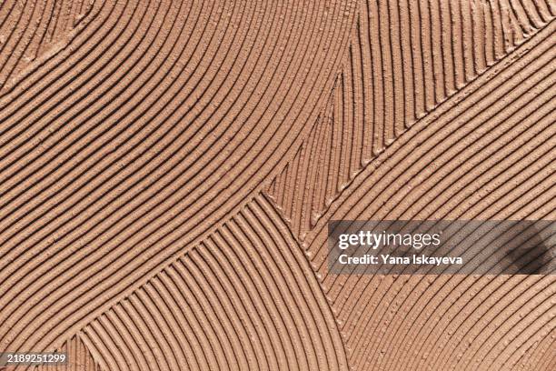 textured mocha brown mousse surface with abstract lines - texture maquillage photos et images de collection