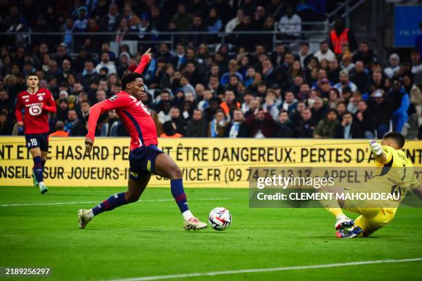 Lille's Canadian forward Jonathan David runs with the ball during the French L1 football match between Olympique de Marseille and Lille at Stade...
