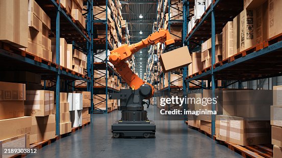 Bras robotisé opérant dans un entrepôt logistique moderne Bras robotisé opérant dans un entrepôt logistique moderne