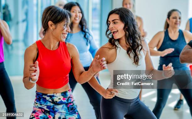 dance fitness - zumba stockfoto's en -beelden