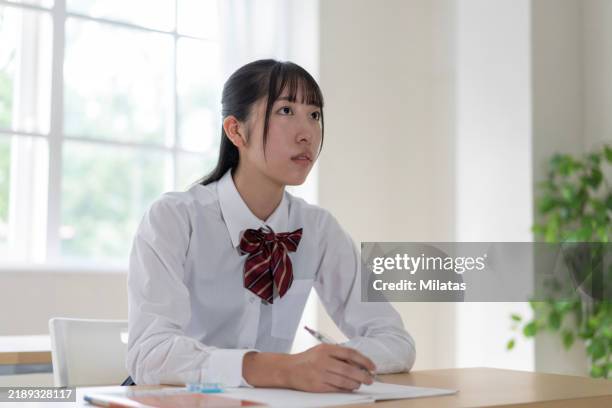students taking cram school classes - estudiante de bachillerato chica fotografías e imágenes de stock