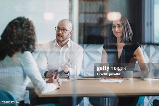 business persons discussing financial plan - cliente imagens e fotografias de stock