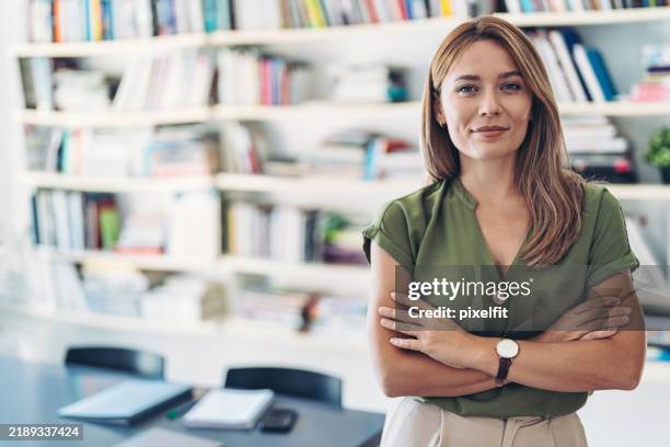 vertraut auf ihre expertise und professionalität - professor stock-fotos und bilder