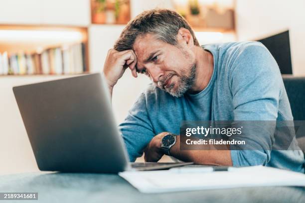 worried businessman - met de kop tegen de muur lopen stockfoto's en -beelden