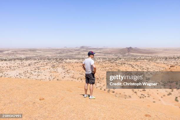 mann, namibia, wüste, afrika - kalahari stock-fotos und bilder