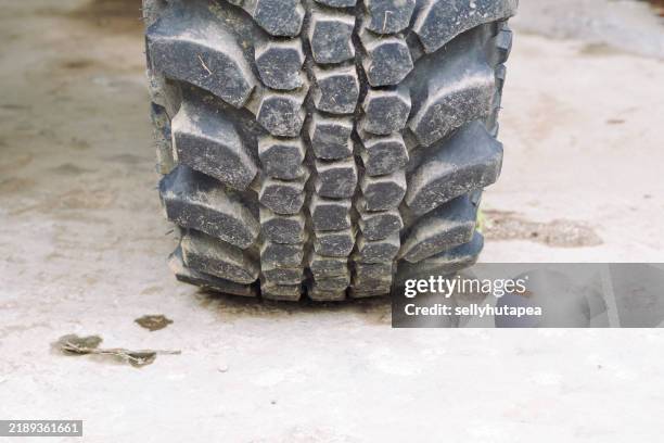 durable suv off-road 4x4 tire ready for rugged terrain - pickup truck tire stock pictures, royalty-free photos & images