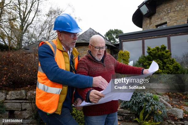 revisión de los planes de construcción - help palabra en inglés fotografías e imágenes de stock