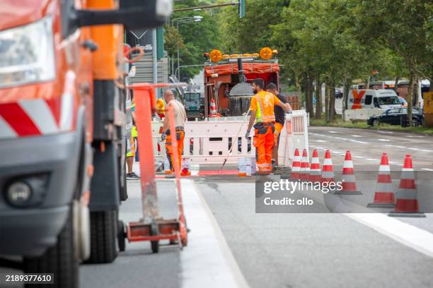 bicycle lane, road markings - under construction - coating stockfoto's en -beelden