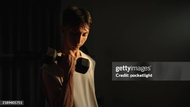 motivate weight training. - untergewichtig stock-fotos und bilder