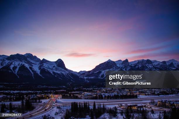 town of canmore in alberta, canada - montanhas rochosas canadianas imagens e fotografias de stock