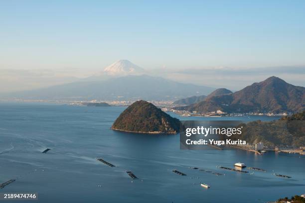 mt. fuji over the suruga bay and awashima island - inzoomen stockfoto's en -beelden