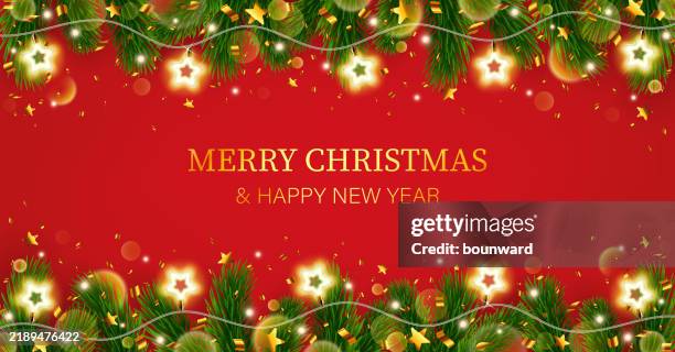 ilustraciones, imágenes clip art, dibujos animados e iconos de stock de la decoración navideña bordea con ramas de pino, confeti dorado brillante y destellos de luces bokeh borrosas sobre un fondo rojo. - espumillón