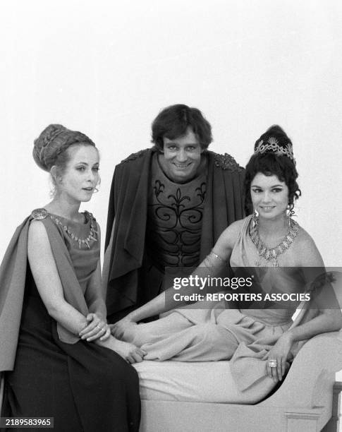 Claude Jade, Michel Ruhl et Christine Delaroche sur le tournage du téléfilm 'Le Songe d'une nuit d'été', en 1969.