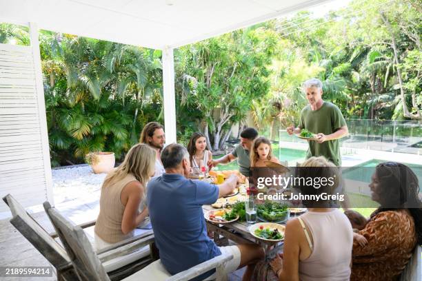 mehrgenerationenfamilie genießt essen beim wiedersehen - australische kultur stock-fotos und bilder