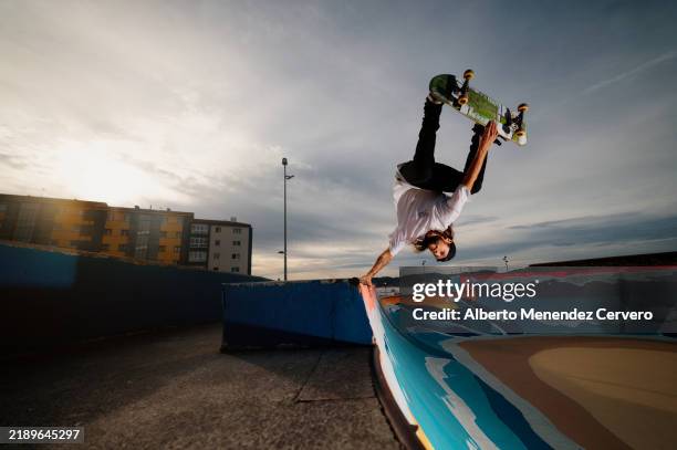 young man practicing skateboarding at sunset in a skatepark - skateboarder foto e immagini stock