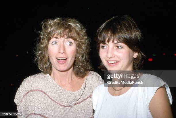 26 Penny Marshall And Daughter Stock Photos, High-Res Pictures, and