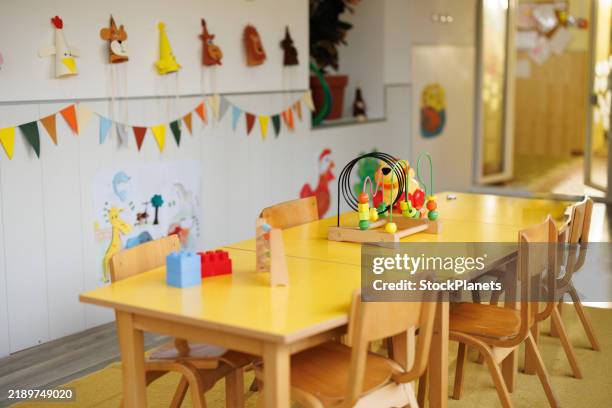 leeres inneres des kindergartenklassenzimmers - kindergarten stock-fotos und bilder