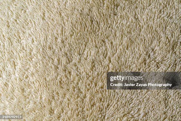 fluffy and soft texture of a light-colored terry towel, ideal for bathing, comfort, and hygiene-related designs and backgrounds - tapis décoratif photos et images de collection