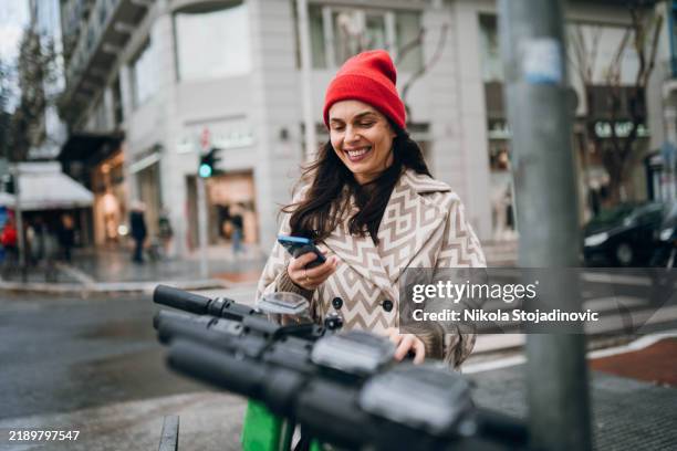 ich brauche einen tretroller, um schnell ans ziel zu kommen - mobility as a service stock-fotos und bilder