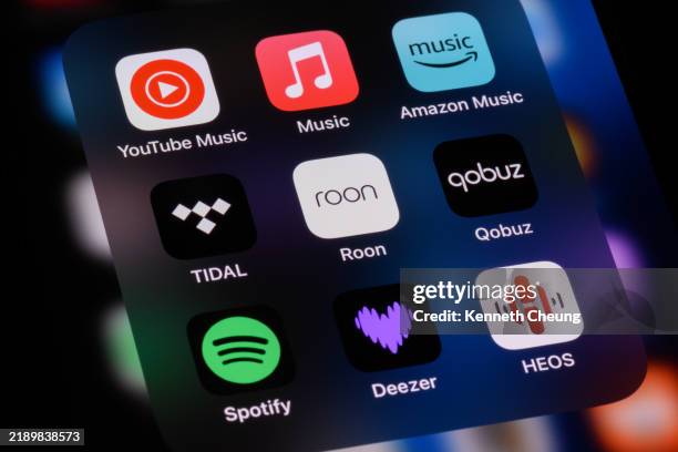 audio streaming apps - youtube music, apple music, amazon music, tidal, roon, qobuz, spotify, deezer, heos - muziekstreamingdienst stockfoto's en -beelden