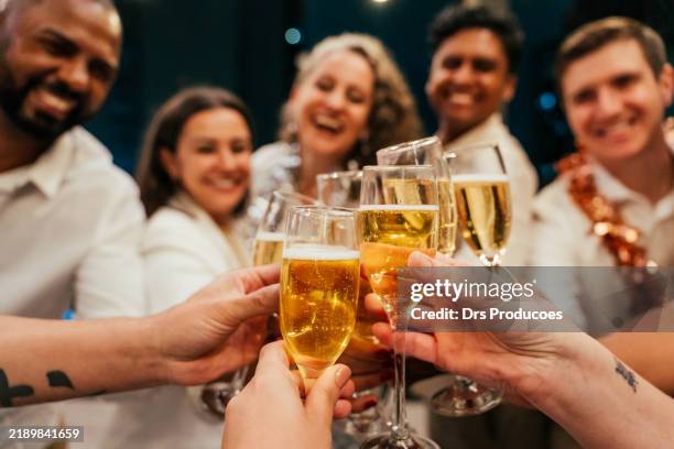 amici che brindano con champagne a capodanno - vestito bianco foto e immagini stock