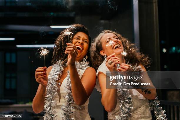 amigas comemorando a véspera de ano novo com estrelinhas - new year - fotografias e filmes do acervo
