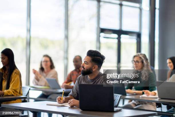 adult continuing education class - ensino superior imagens e fotografias de stock
