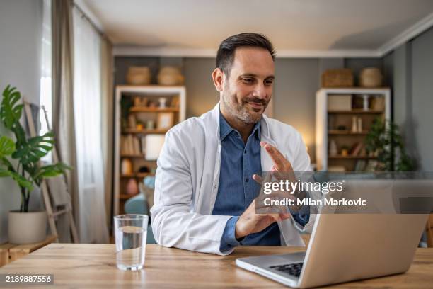 médico en videoconferencia para consulta médica - videollamada fotografías e imágenes de stock