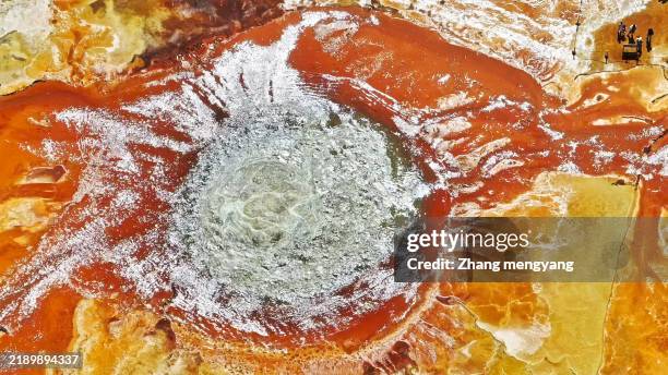 aiken spring,devil's eye,huatugou,mangya,haixi mongolian and tibetan autonomous prefecture,qinghai, china,asia.tsaidam basin. - provincia del qinghai foto e immagini stock