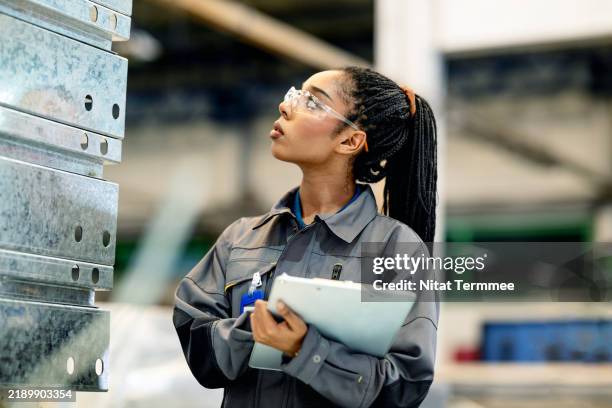 more accurate information on your inventory is available through inventory management systems in the manufacturing operation. - häuptling stock-fotos und bilder