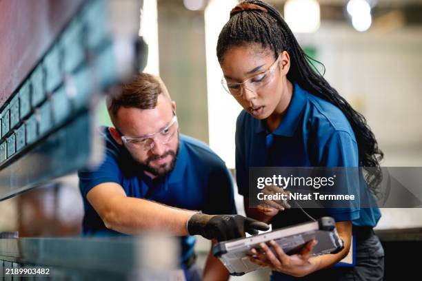 leverage predictive analytics and overall equipment effectiveness (oee) technology to identify potential issues before they occur in your manufacturing process. - engenharia imagens e fotografias de stock