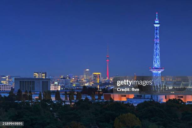 berlin skyline with blue illuminated tv-tower (funkturm) and television-tower (fernsehturm) - germany - berliner funkturm stock-fotos und bilder